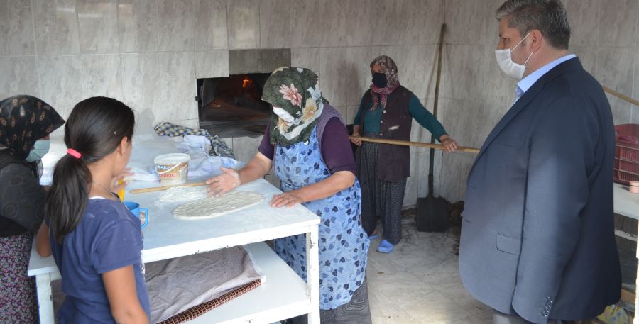 EKMEKLERİ KENDİLERİ YAPIYOR