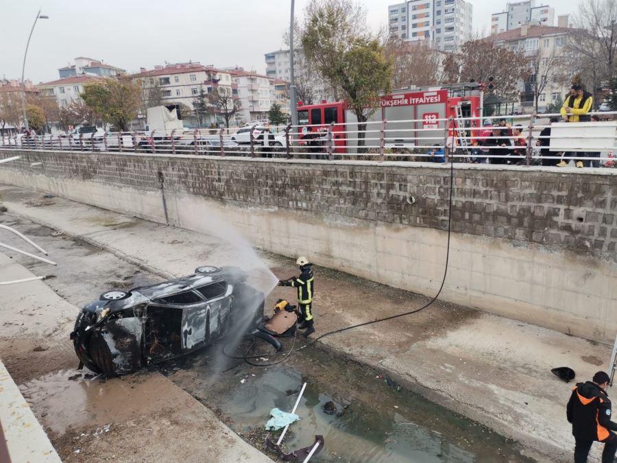 OTOMOBİL ALEV ALEV YANDI