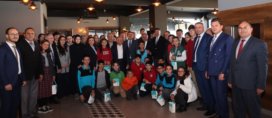 BÜYÜKKILIÇ, DEVELİ’DE BAŞARILI ÖĞRENCİLERİ ÖDÜLLENDİRDİ
