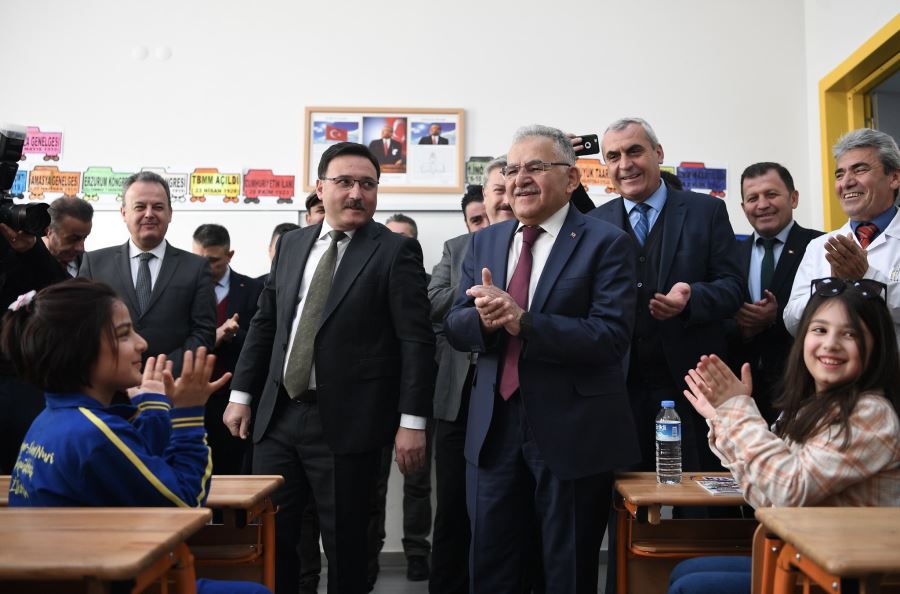 ÖĞRENCİLERİN KARNE SEVİNCİNE ORTAK OLDULAR