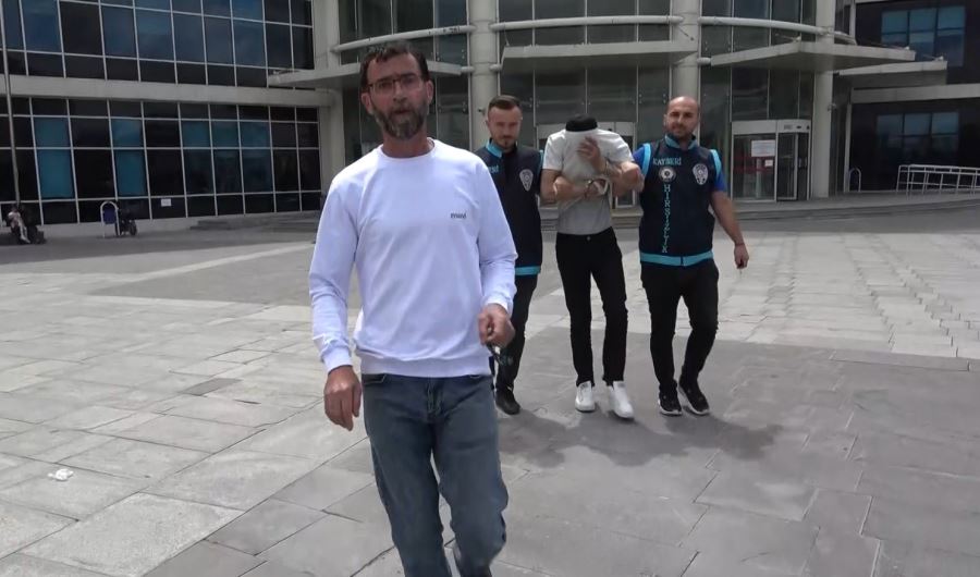 GAZETECİLERE SALDIRDI