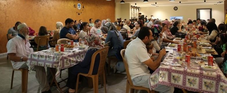 YEMEKTE BULUŞTULAR