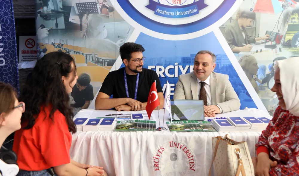 ERÜ REKTÖRÜ ALTUN, STANDLARA ZİYARET ETTİ