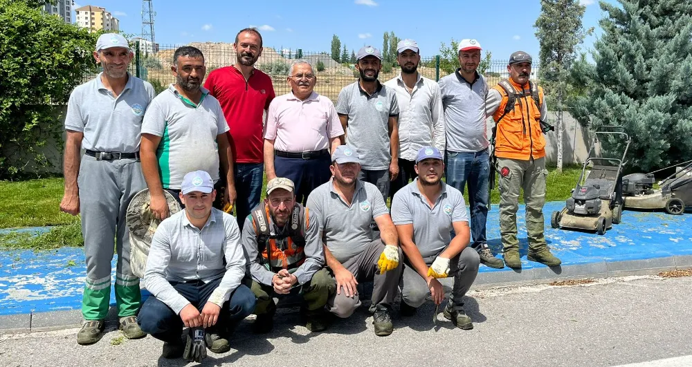 BÜYÜKKILIÇ, İŞÇİLERLE BİR ARAYA GELDİ, ÇİM BİÇTİ