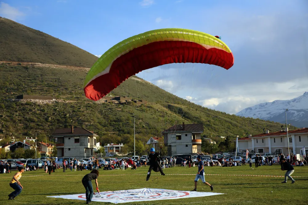 YAMAÇ PARAŞÜTÜ İNİŞ PARKURU OLDU