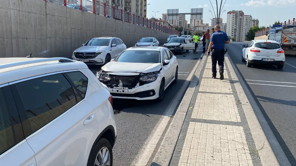 3 OTOMOBİL BİRBİRİNE GİRDİ