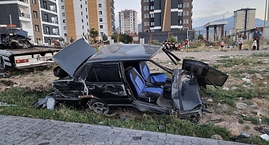 FECİ KAZA! OTOMOBİL İKİYE BÖLÜNDÜ
