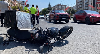 KAMYONET MOTOSİKLET ÇARPIŞTI: 1 AĞIR YARALI