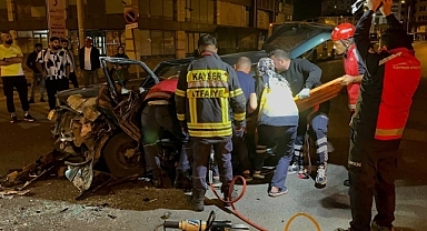 OTOBÜSLE ÇARPIŞAN SÜRÜCÜ ARAÇ İÇİNDE SIKIŞTI
