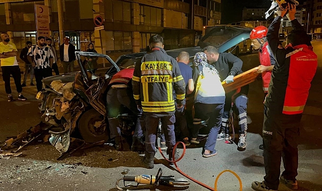 OTOBÜSLE ÇARPIŞAN SÜRÜCÜ ARAÇ İÇİNDE SIKIŞTI