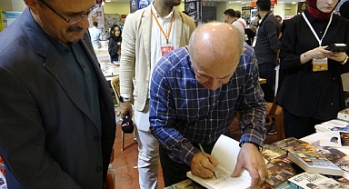 AHMET ŞİMŞİRGİL KİTAPLARINI İMZALADI