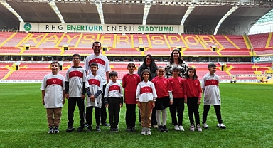 ÇOLAKBAYRAKDAR'DAN MİLLİ TAKIMA
