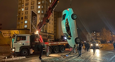 TAKLA ATAN OTOMOBİL VİNÇ İLE KALDIRILDI