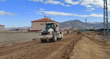 BÜYÜKŞEHİR, ÇAMURLU VE BOZUK YOL BIRAKMIYOR!