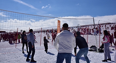 ERCİYES'TE SPOR ŞENLİĞE VE GECE KAYAĞI