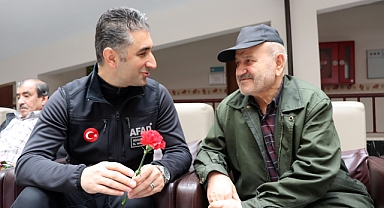 AFAD EKİPLERİ YAŞLILARIN YÜZÜNÜ GÜLDÜRDÜ