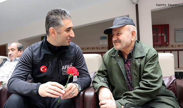 AFAD EKİPLERİ YAŞLILARIN YÜZÜNÜ GÜLDÜRDÜ