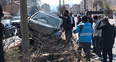 OTOMOBİL AĞACA ÇARPTI: 1 YARALI
