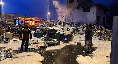 YILDIRIM DÜŞTÜ: HURDALIK ALEV ALDI!