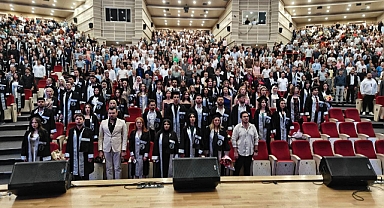 ERÜ'DE GENÇ İLETİŞİMCİLER MEZUN OLDU