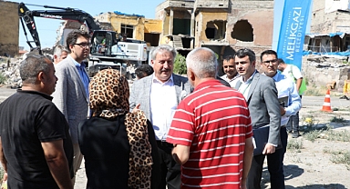 MELİKGAZİ'DE METRUK 5 YAPI YIKILDI