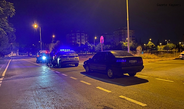'DUR' İHTARINA UYMAYAN SÜRÜCÜ POLİSTEN KAÇAMADI