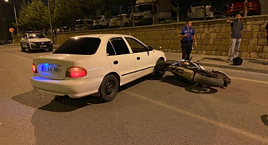 MOTOSİKLET İLE OTOMOBİL ÇARPIŞTI:2 YARALI