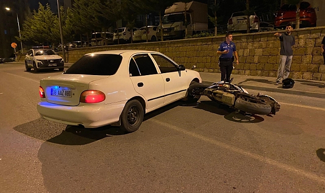 MOTOSİKLET İLE OTOMOBİL ÇARPIŞTI:2 YARALI