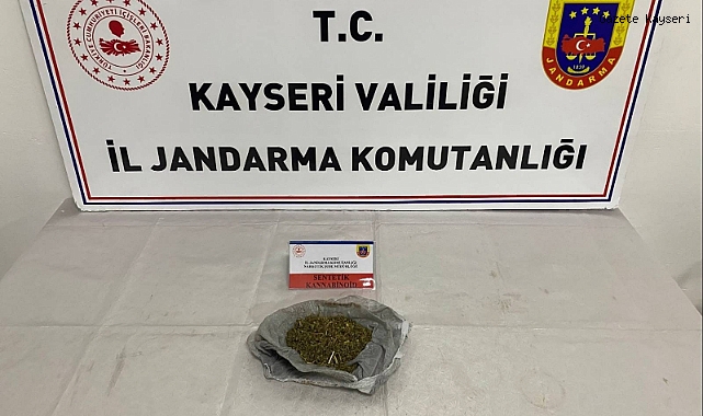 DURDURULAN ŞAHSIN ÜZERİNDEN UYUŞTURUCU ÇIKTI