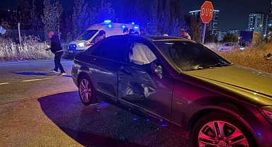 MOTOSİKLET OTOMOBİLE ÇARPTI