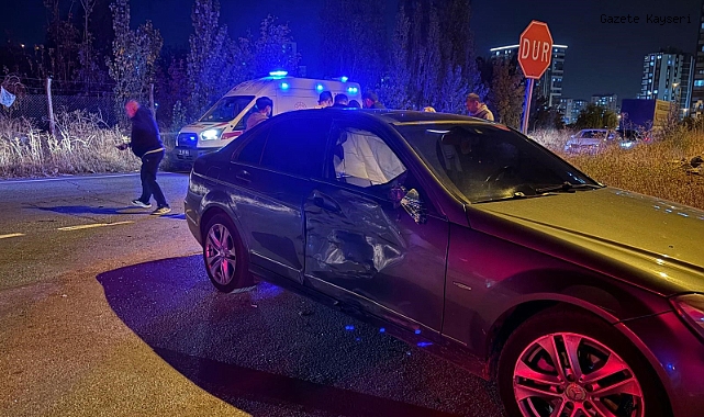 MOTOSİKLET OTOMOBİLE ÇARPTI