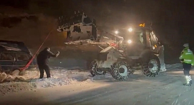 KARA SAPLANAN OTOMOBİLDEKİ 3 KİŞİ KURTARILDI