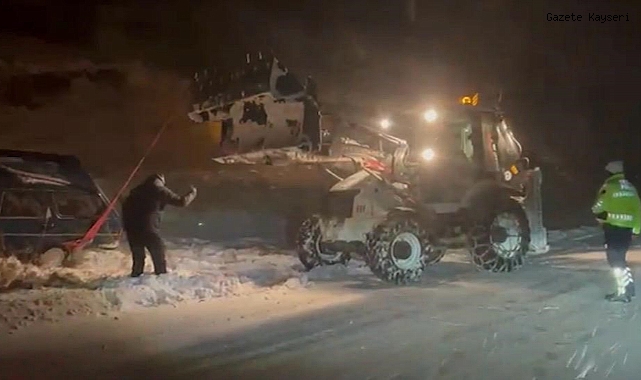 KARA SAPLANAN OTOMOBİLDEKİ 3 KİŞİ KURTARILDI