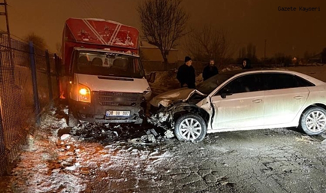 OTOMOBİL KAMYONETLE KAFA KAFAYA ÇARPIŞTI