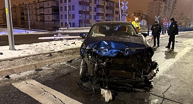 SUV, YÜK TRENİYLE ÇARPIŞTI