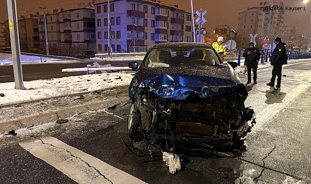 SUV, YÜK TRENİYLE ÇARPIŞTI