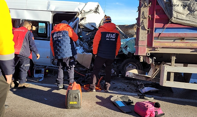 ÖĞRENCİ SERVİSİ TIRA ÇARPTI: 1 ÖLÜ, 7 YARALI