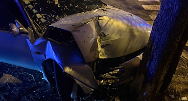 KALDIRIMA ÇIKAN OTOMOBİL AĞACA ÇARPTI