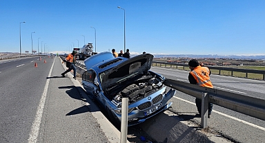 REFÜJE ÇARPAN SÜRÜCÜYÜ İTFAİYE KURTARDI
