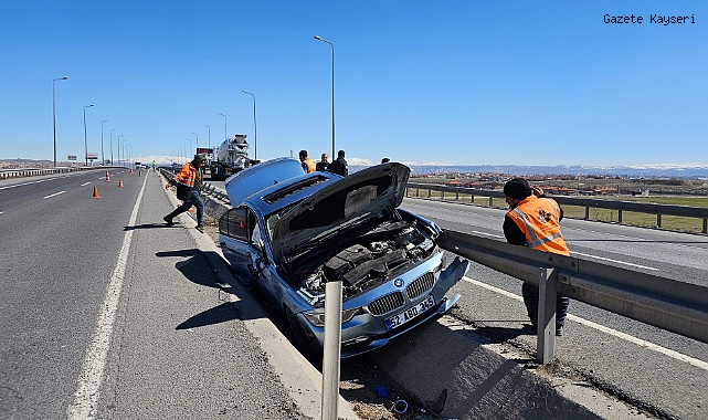 REFÜJE ÇARPAN SÜRÜCÜYÜ İTFAİYE KURTARDI