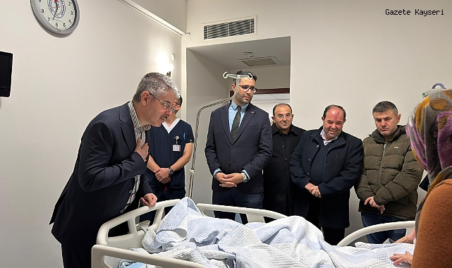 VEKİL ÇOPUROĞLU HASTANEDE HASTALARLA BULUŞTU