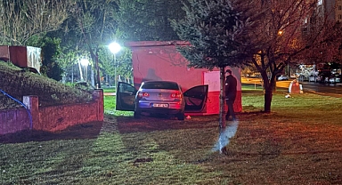 YAĞIŞTA KONTROLDEN ÇIKAN ARAÇ DUVARA ÇARPTI