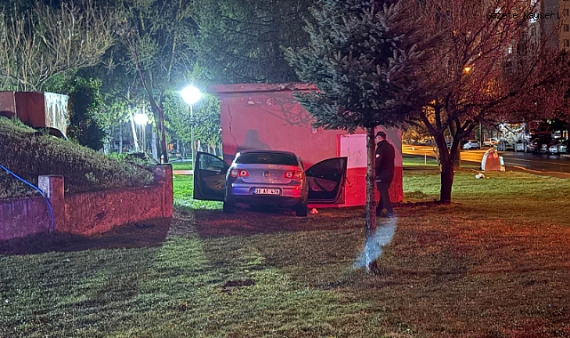 YAĞIŞTA KONTROLDEN ÇIKAN ARAÇ DUVARA ÇARPTI