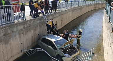 OTOMOBİL SULAMA KANALINA DÜŞTÜ